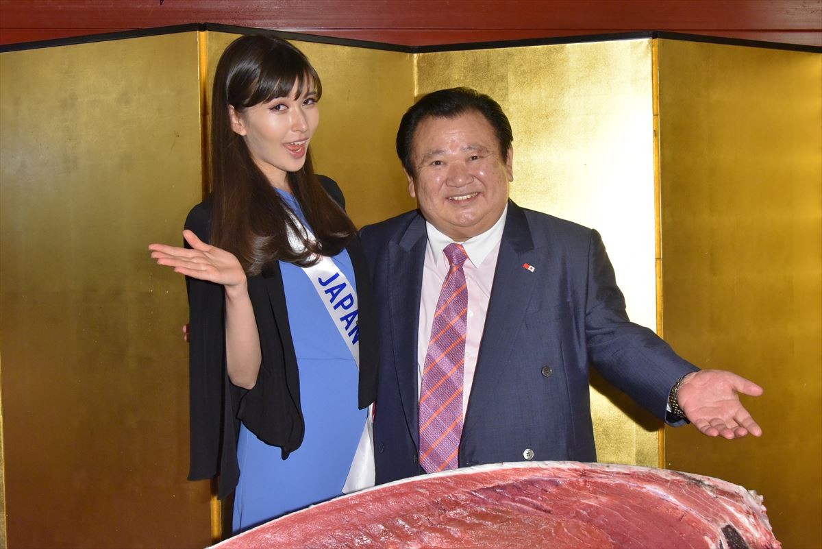 ミス・インターナショナル日本代表・岡田朋峰、世界の美女たちとすしざんまい訪問！