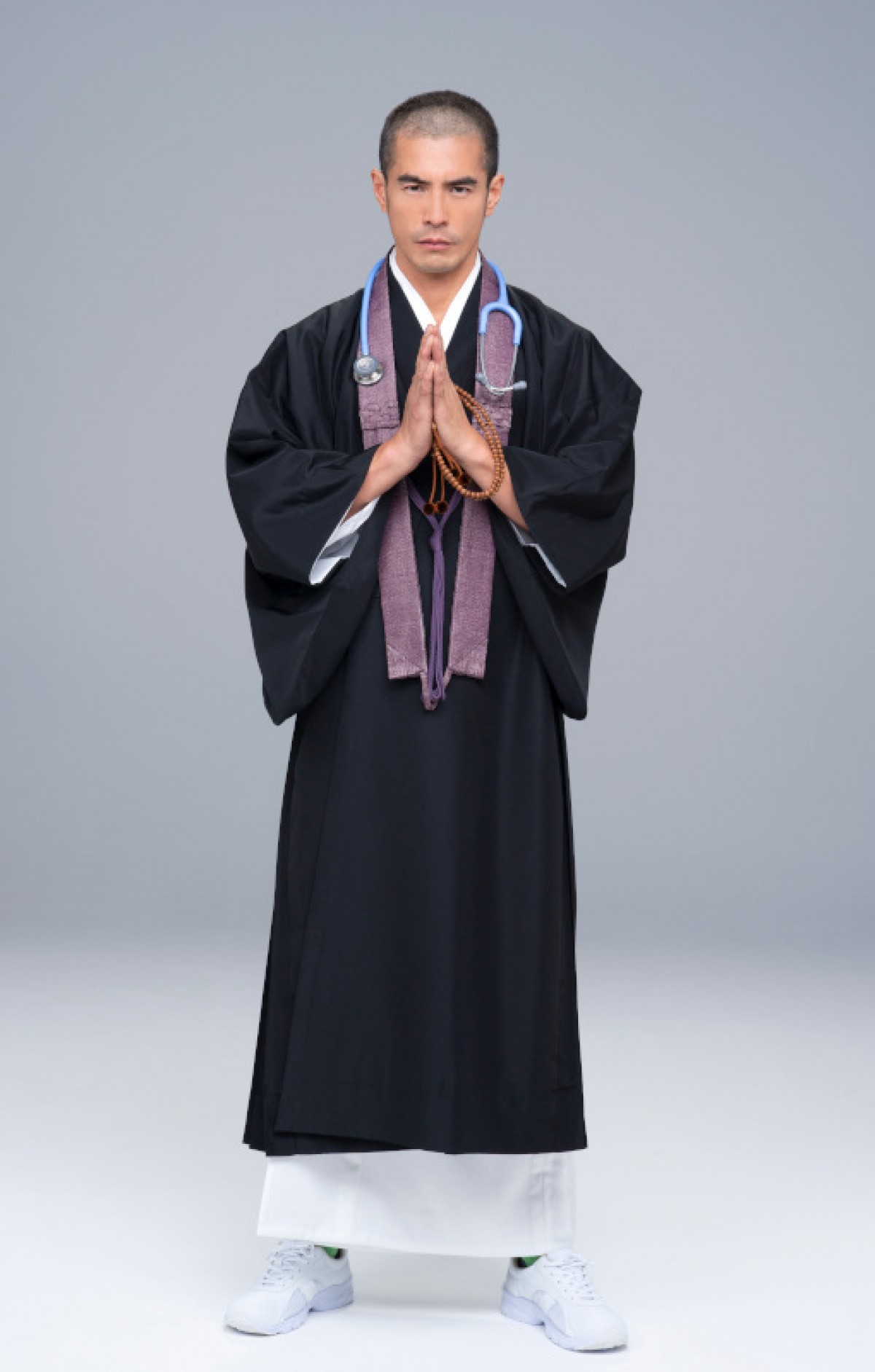 伊藤英明、僧侶姿を初披露！『病室で念仏を唱えないでください』でばっさり剃髪