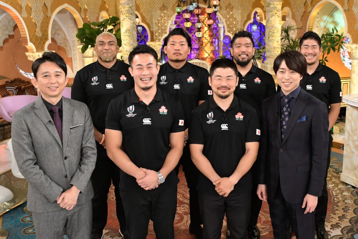 『櫻井・有吉THE夜会』に出演する（左から）有吉弘行、ラグビー日本代表メンバー、櫻井翔