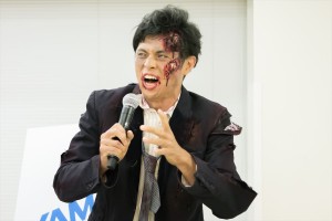 『ゾンビランド：ダブルタップ』イベントに登場した小島よしお