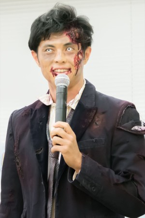 『ゾンビランド：ダブルタップ』イベントに登場した小島よしお