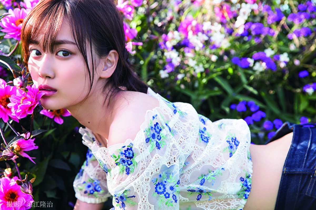 乃木坂46・山下美月、初の“谷間カット”を公開　美肌のふわふわマシュマロボディー