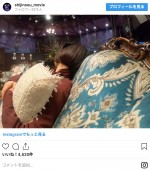 眠っているかと思いきや… ※『屍人荘の殺人』インスタグラム