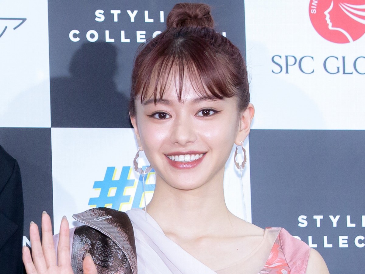 山本舞香、寝顔ショット　愛犬の“添い寝”がかわいすぎると話題