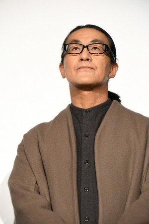 映画『恐怖人形』公開初日舞台挨拶に登場した粟根まこと