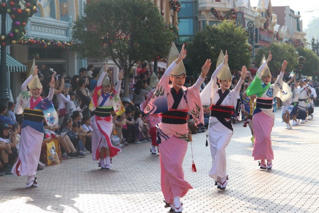香港ディズニー初の“阿波踊りパレード”実施！　日本との文化交流促進を願って