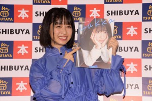 来栖りん、1stメジャー写真集『Lakka』発売記念サイン本お渡し会に登場