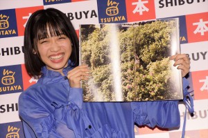 来栖りん、1stメジャー写真集『Lakka』発売記念サイン本お渡し会に登場