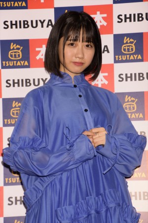 来栖りん、1stメジャー写真集『Lakka』発売記念サイン本お渡し会に登場