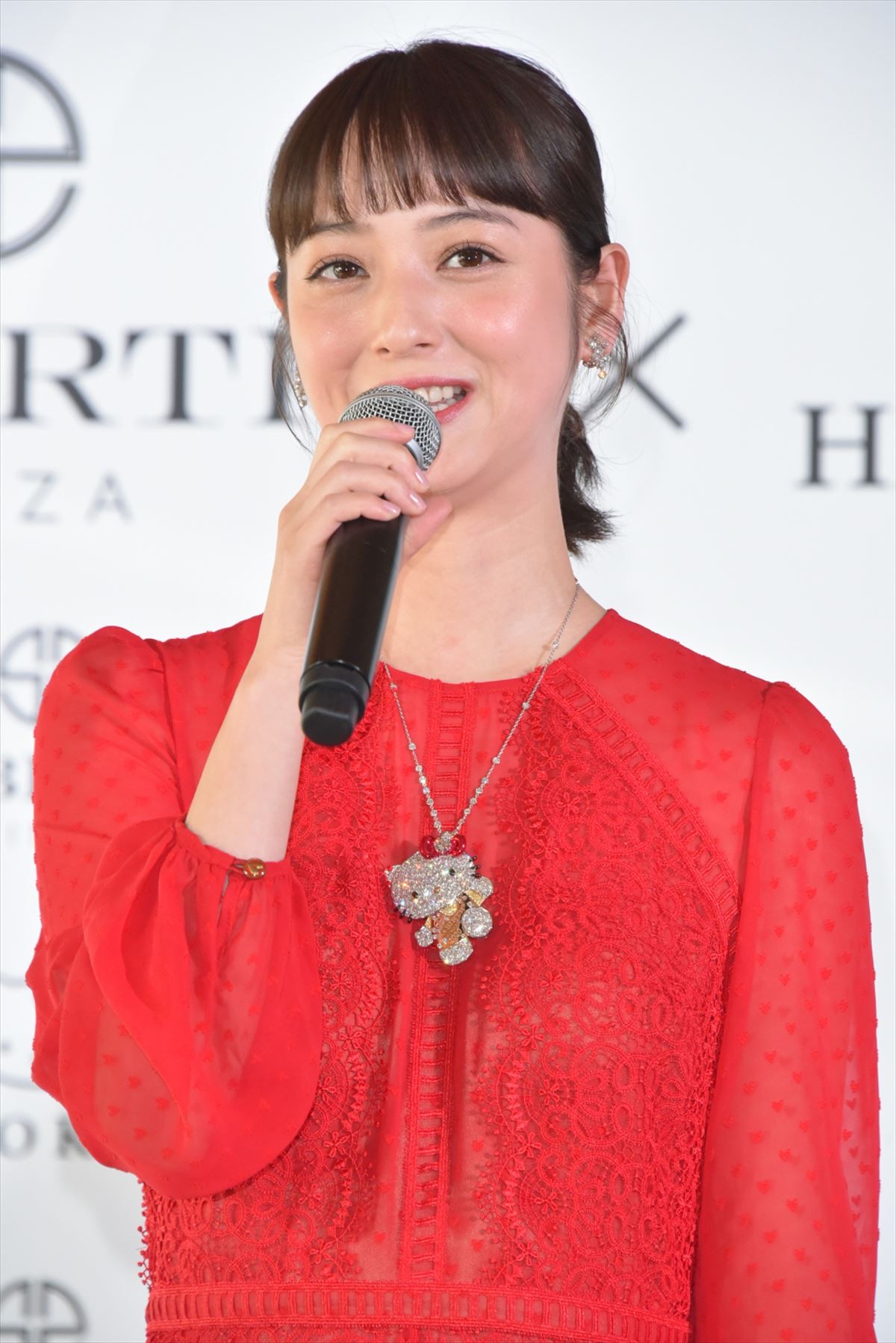 佐々木希、真っ赤なドレス姿で登場　2020万円ジュエリーに「気分が高揚」