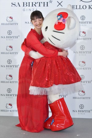 「SA BIRTH GINZA」×「ハローキティ」コラボジュエリー発表会に登場した佐々木希