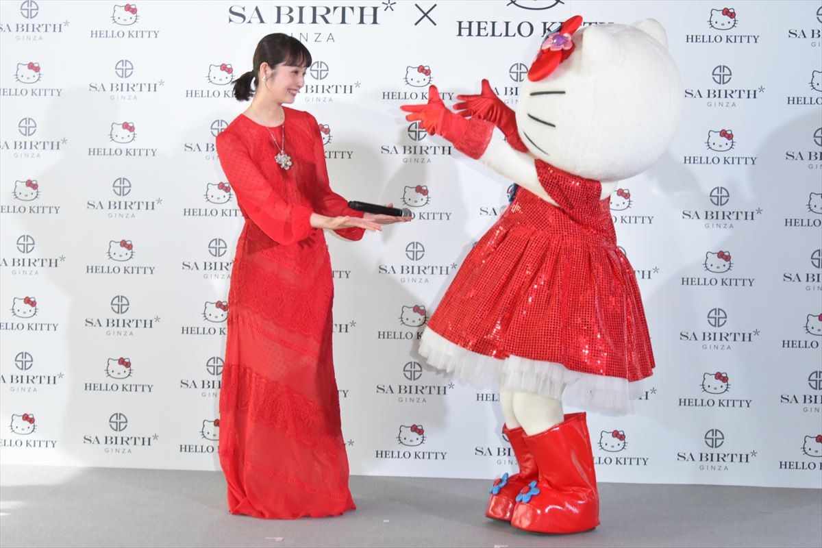 佐々木希、真っ赤なドレス姿で登場　2020万円ジュエリーに「気分が高揚」