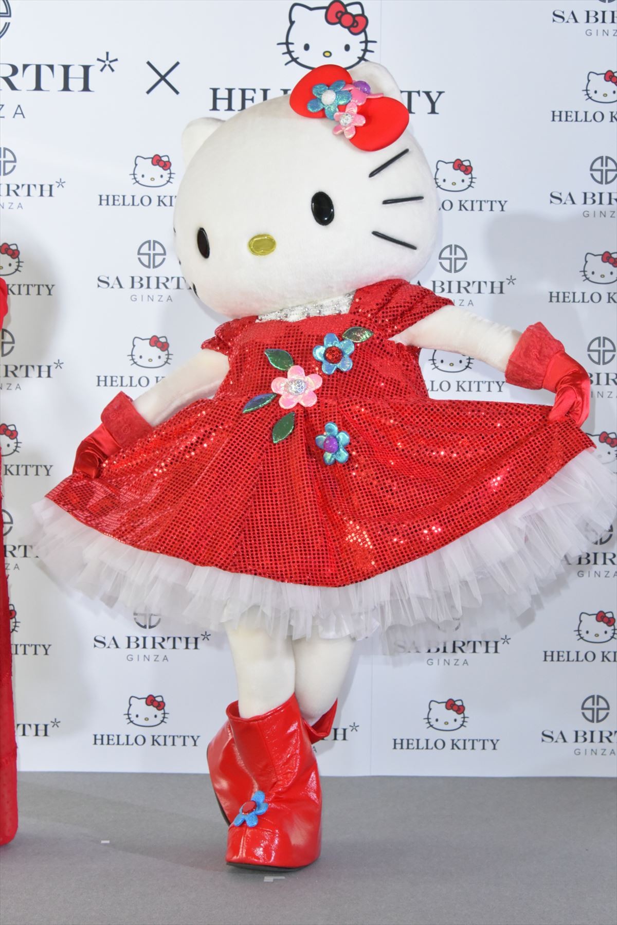 佐々木希、真っ赤なドレス姿で登場　2020万円ジュエリーに「気分が高揚」
