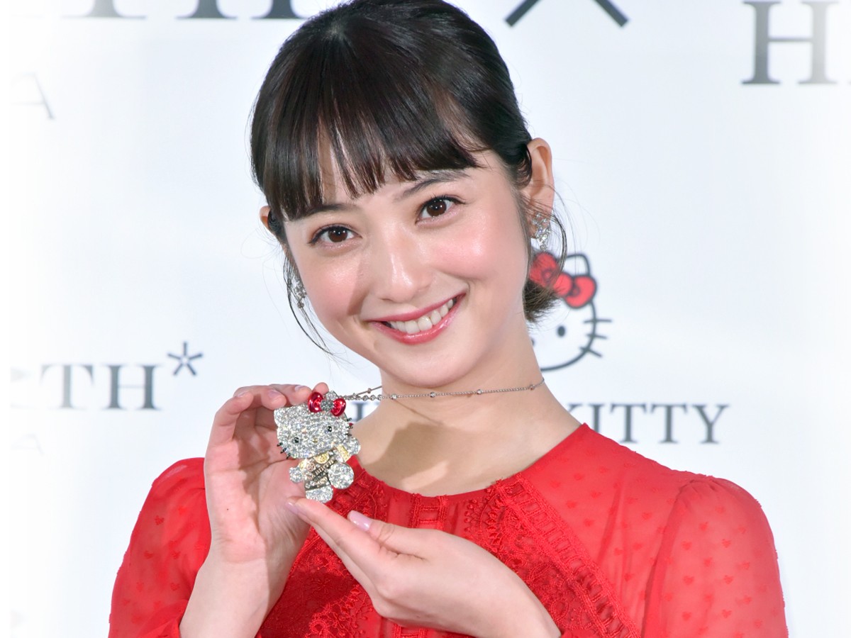 佐々木希、真っ赤なドレス姿で登場　2020万円ジュエリーに「気分が高揚」