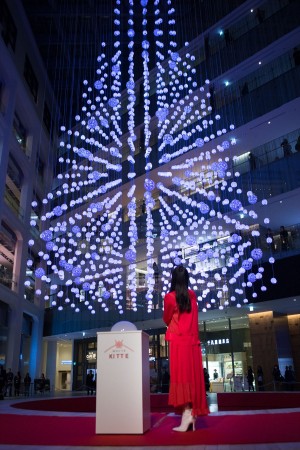 「WHITE KITTE」点灯式に登場した桜井日奈子