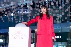 「WHITE KITTE」点灯式に登場した桜井日奈子