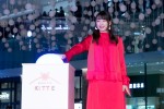 「WHITE KITTE」点灯式に登場した桜井日奈子