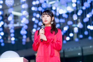 「WHITE KITTE」点灯式に登場した桜井日奈子