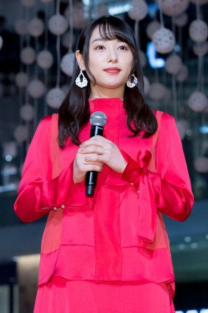 「WHITE KITTE」点灯式に登場した桜井日奈子