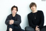 城田優写真集『Sonador Yu Shirota 20th Anniversary Book』で対談した（左から）佐藤健と城田優