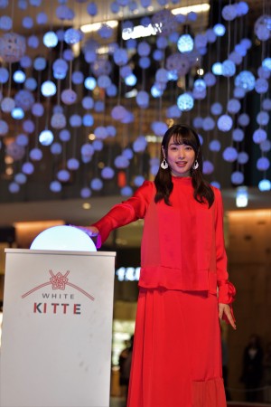 桜井日奈子登壇　KITTE（キッテ）のクリスマスイベント「WHITE KITTE」点灯式の様子