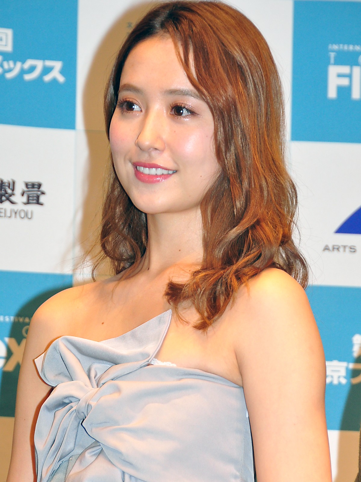 元乃木坂46・衛藤美彩、華やかなドレス姿で登場　結婚後初の公の場で輝く笑顔