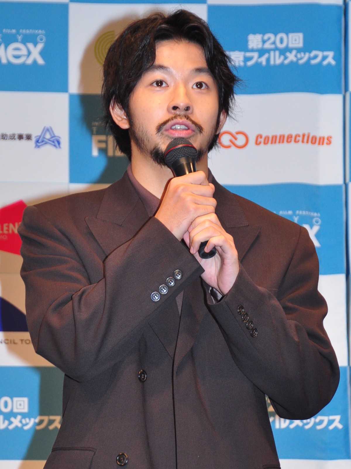 元乃木坂46・衛藤美彩、華やかなドレス姿で登場　結婚後初の公の場で輝く笑顔
