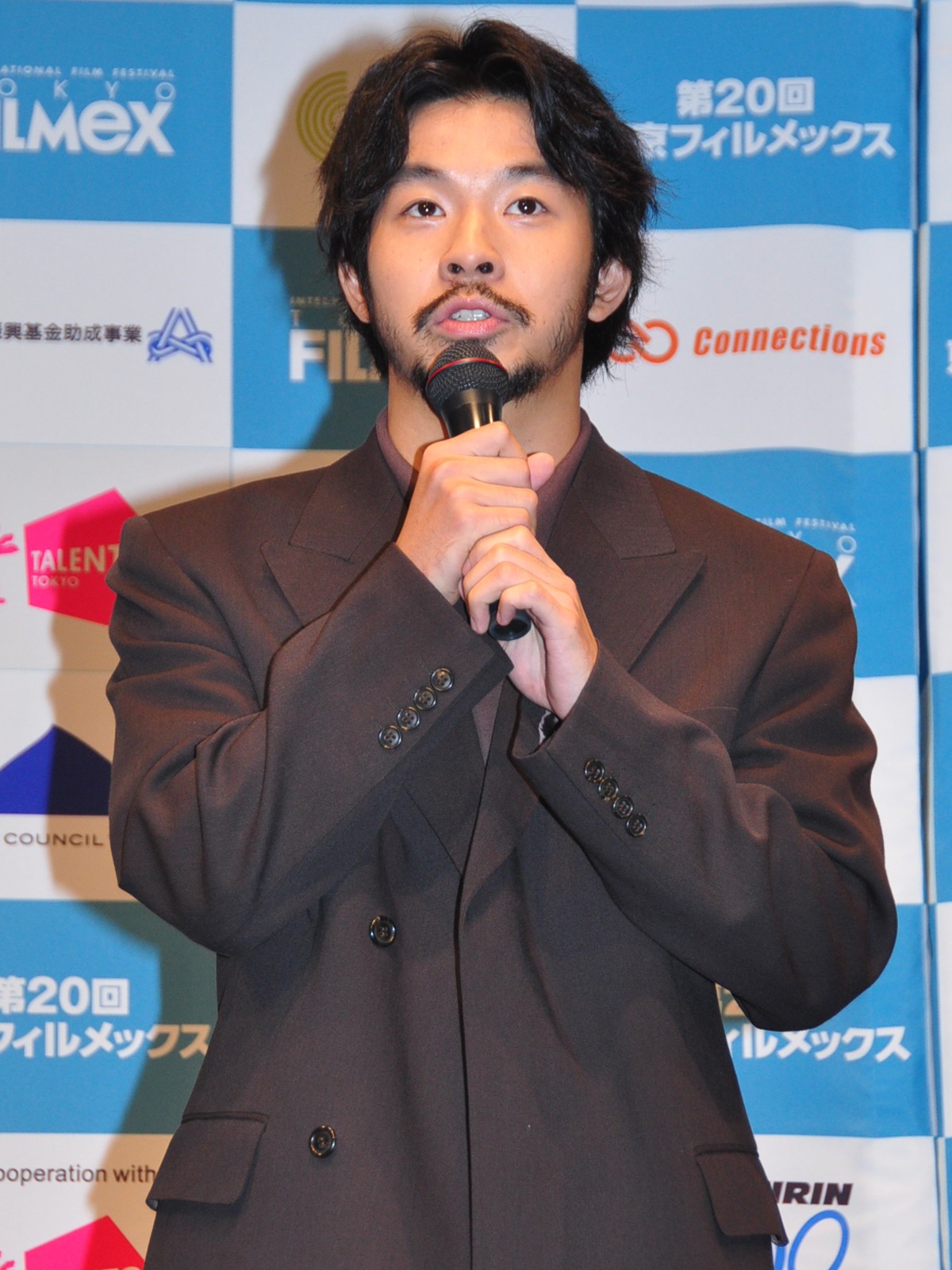 元乃木坂46・衛藤美彩、華やかなドレス姿で登場　結婚後初の公の場で輝く笑顔