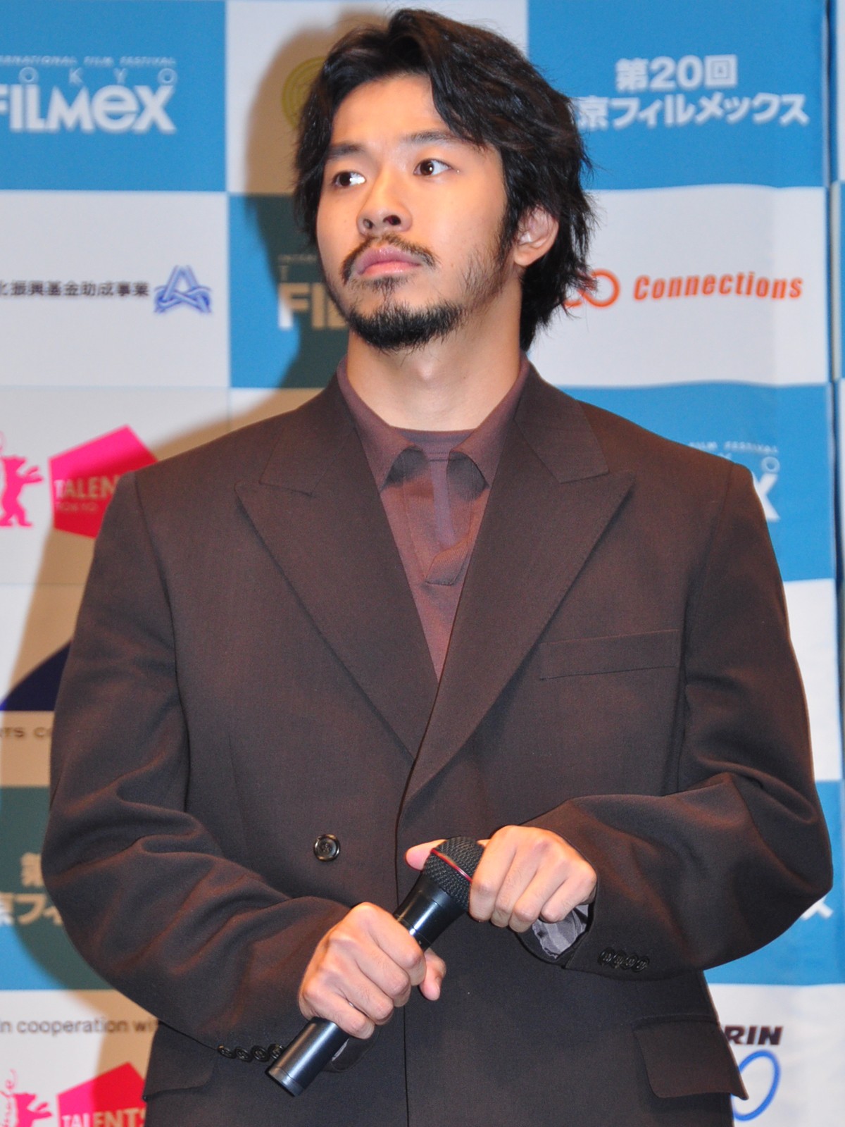 元乃木坂46・衛藤美彩、華やかなドレス姿で登場　結婚後初の公の場で輝く笑顔