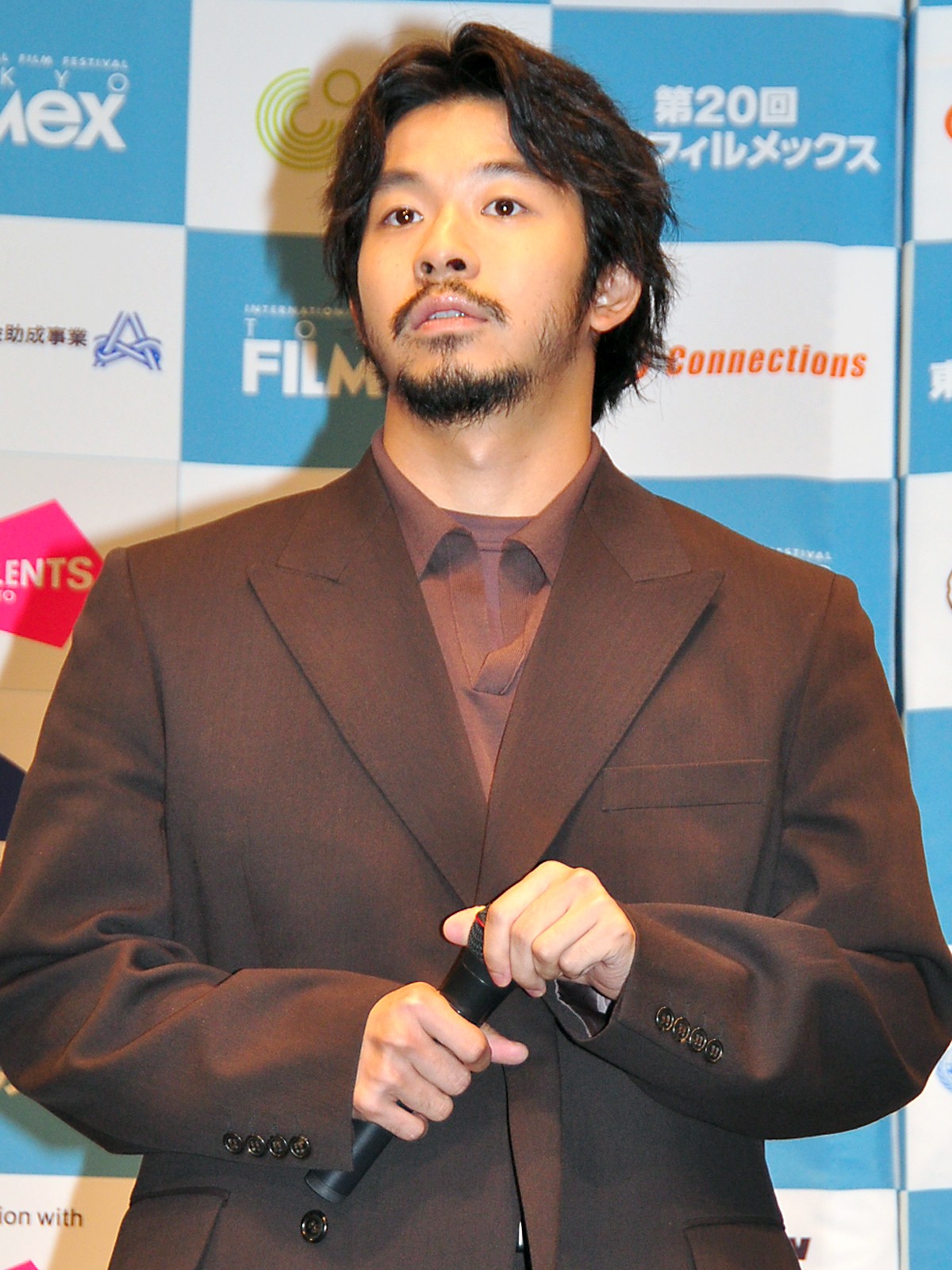 元乃木坂46・衛藤美彩、華やかなドレス姿で登場　結婚後初の公の場で輝く笑顔