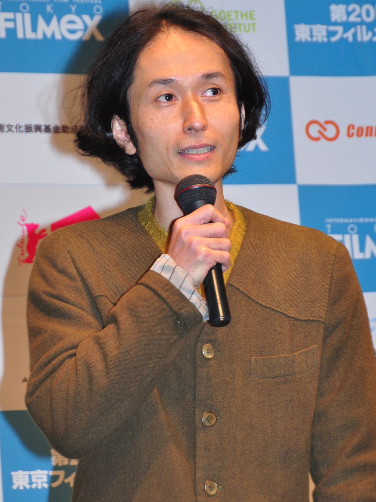 元乃木坂46・衛藤美彩、華やかなドレス姿で登場　結婚後初の公の場で輝く笑顔