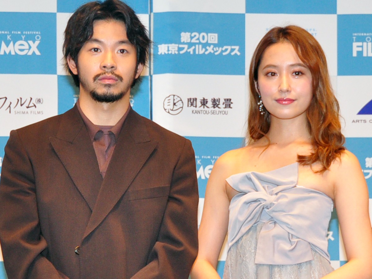 元乃木坂46・衛藤美彩、華やかなドレス姿で登場　結婚後初の公の場で輝く笑顔