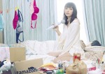 【写真】今回と同じものを手にしている内田理央　前作『来世ではちゃんとします』キービジュアル