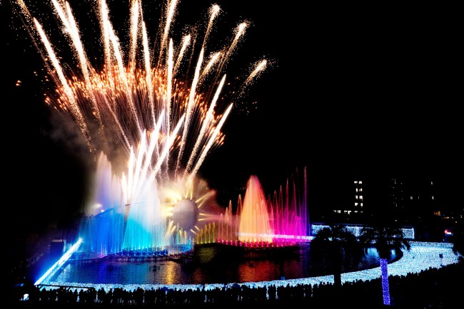 よみうりランド、イルミ10周年特別イベント開催！　800発の花火と噴水ショーがコラボ