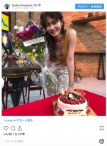 誕生日ケーキを前に…胸元に目がいってしまう！　※「長谷川京子」インスタグラム