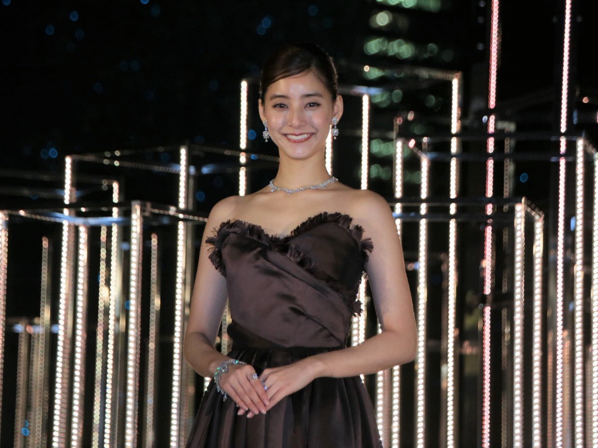 新木優子、美デコルテ披露！　総額“1億5000万円”の衣装でイルミネーション点灯式に登場