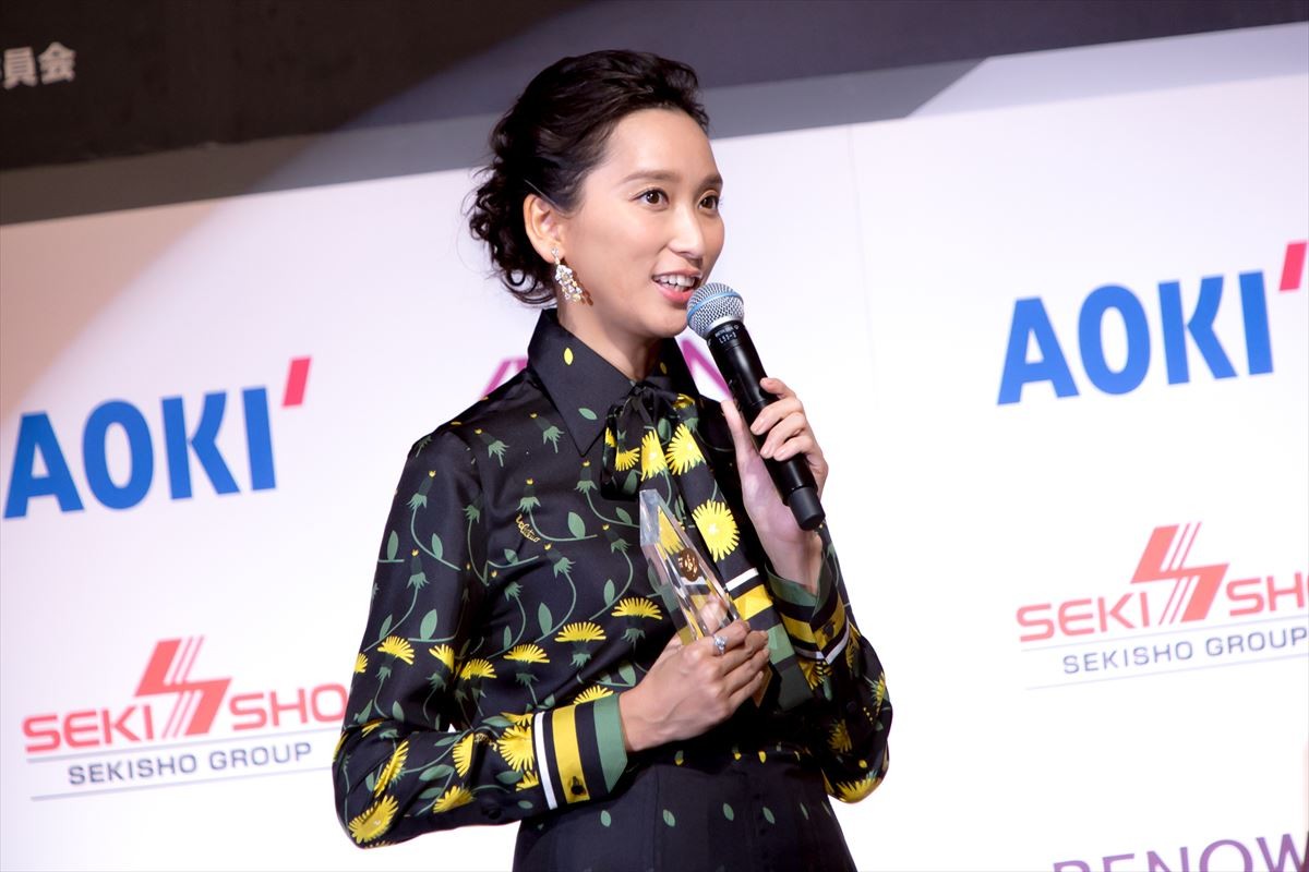 杏、働く母親たちへエール　ムロツヨシらとベストドレッサー受賞