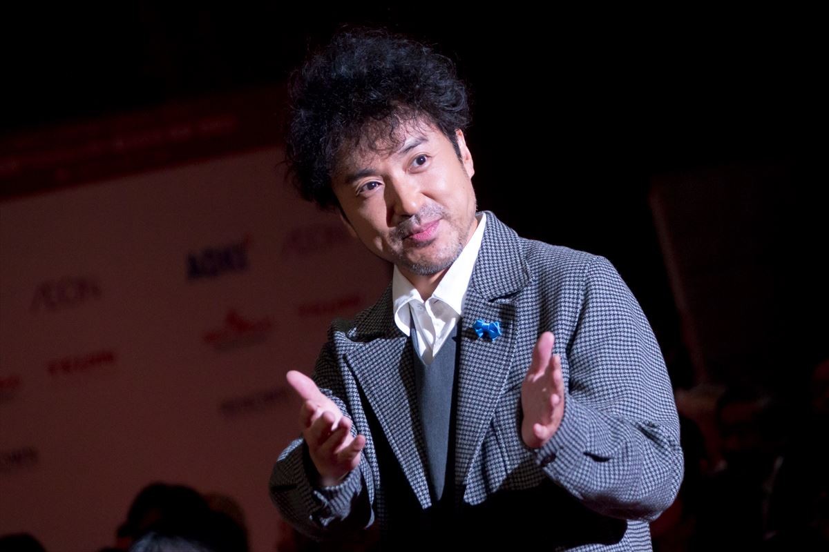杏、働く母親たちへエール　ムロツヨシらとベストドレッサー受賞