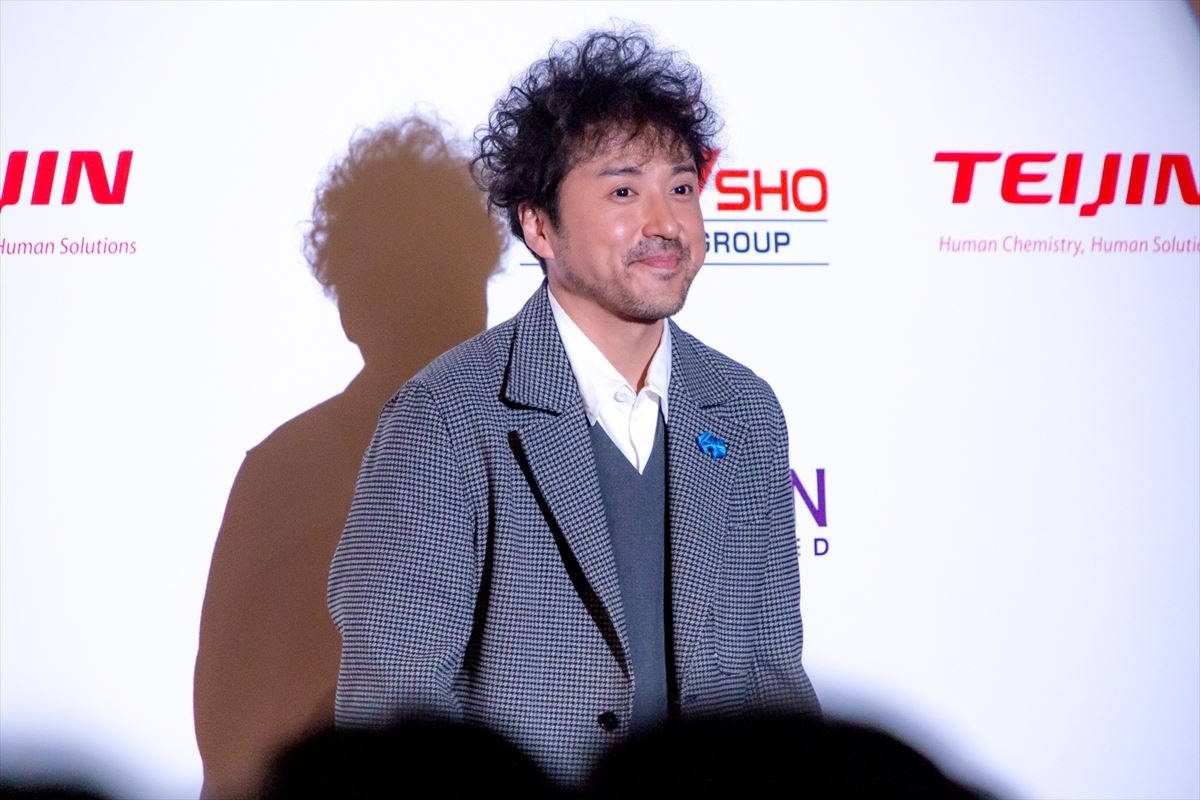杏、働く母親たちへエール　ムロツヨシらとベストドレッサー受賞