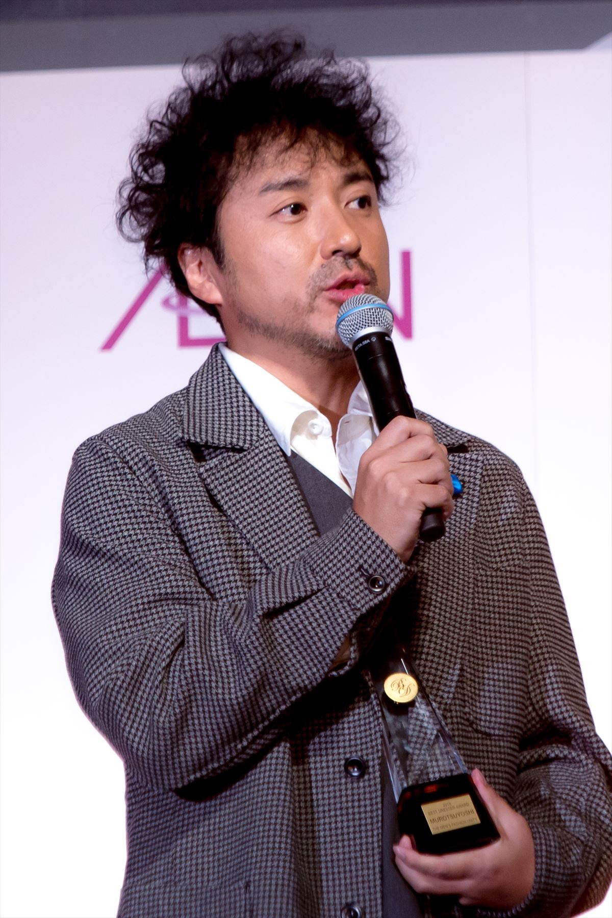 杏、働く母親たちへエール　ムロツヨシらとベストドレッサー受賞