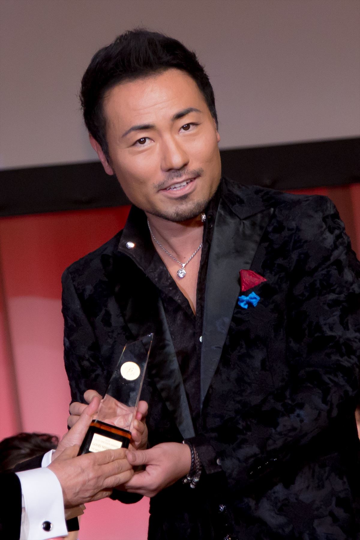 杏、働く母親たちへエール　ムロツヨシらとベストドレッサー受賞