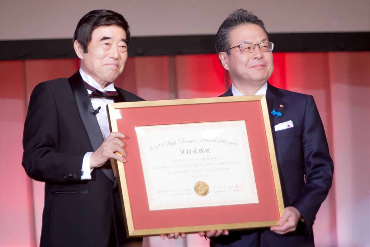 杏、働く母親たちへエール　ムロツヨシらとベストドレッサー受賞