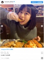 チキンを頬張る森七菜　※「森七菜」公式インスタグラム