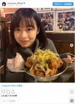 チキンを頬張る森七菜　※「森七菜」公式インスタグラム