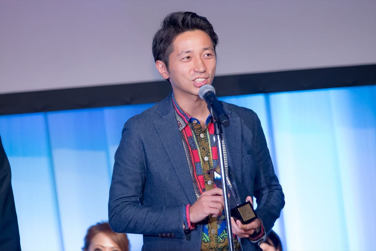 杏、働く母親たちへエール　ムロツヨシらとベストドレッサー受賞