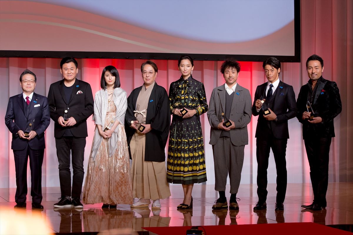 杏、働く母親たちへエール　ムロツヨシらとベストドレッサー受賞