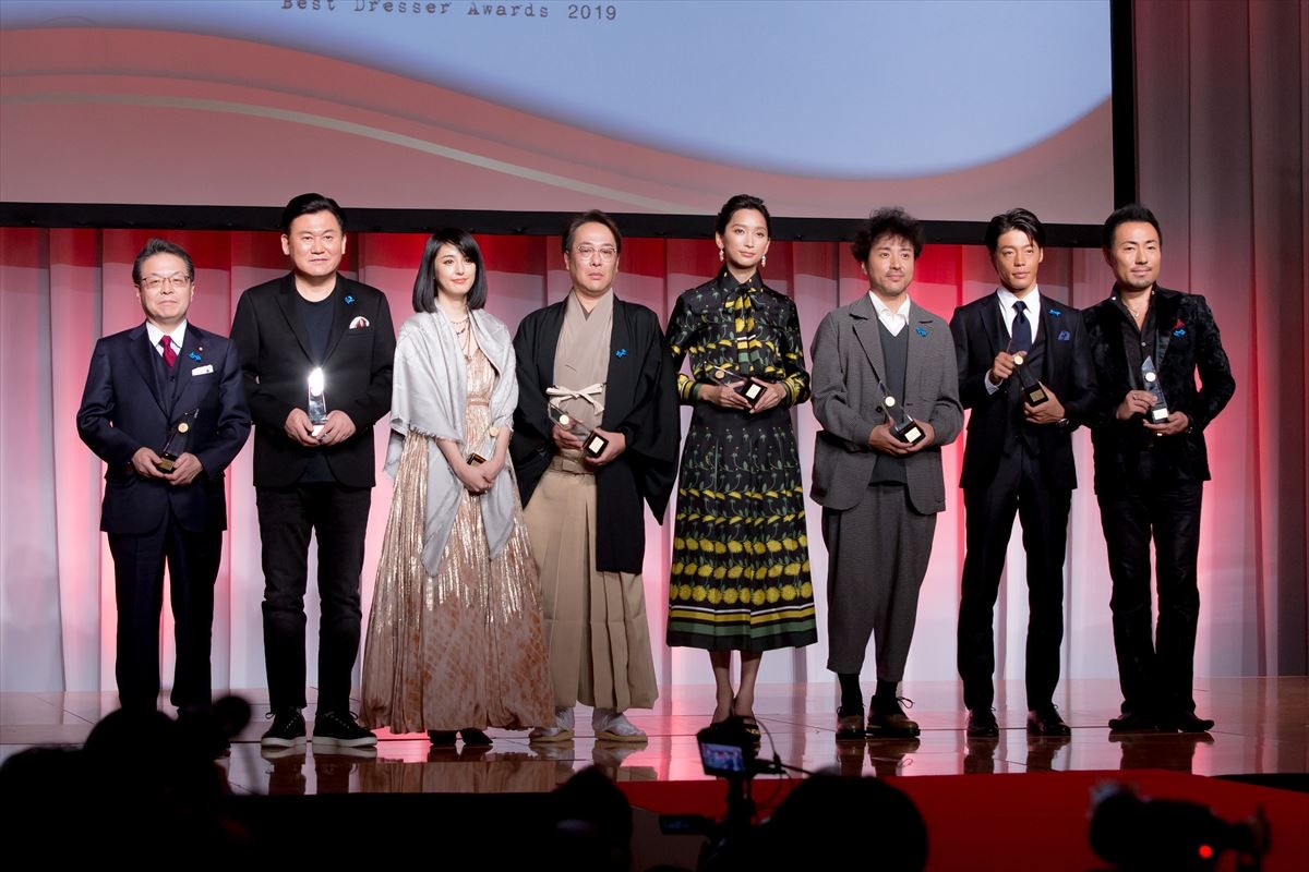 杏、働く母親たちへエール　ムロツヨシらとベストドレッサー受賞