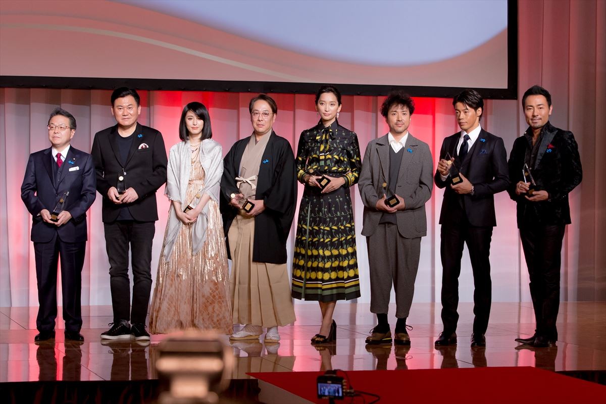 杏、働く母親たちへエール　ムロツヨシらとベストドレッサー受賞