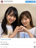 （左から）賀喜遥香、山下美月 ※「乃木坂46・山下美月のファースト写真集」インスタグラム