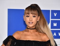 地毛はカーリーヘアのアリアナ・グランデ